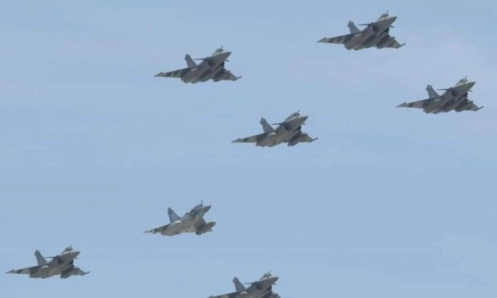 Ελληνικά Rafale πέταξαν πάνω από το Παρίσι για την Ημέρα της Βαστίλης